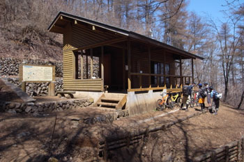 御前山避難小屋