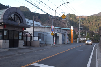 派出所と郵便局の前を通過