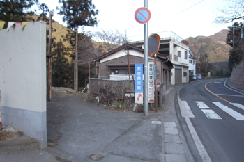 路からそれて左に下って行くと・・。