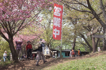 路からそれて左に下って行くと・・。