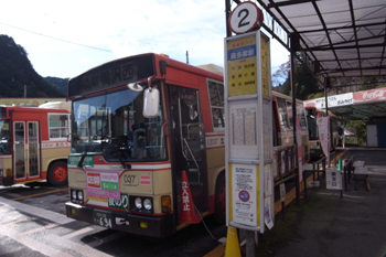 鴨沢西行きのバス