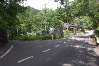 払沢ノ滝へ向かう道。